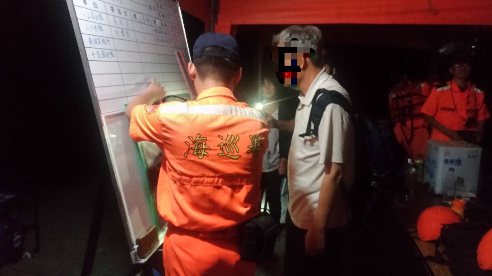 海巡人員對家屬實施搜救進度 海巡人員對家屬實施搜救進度