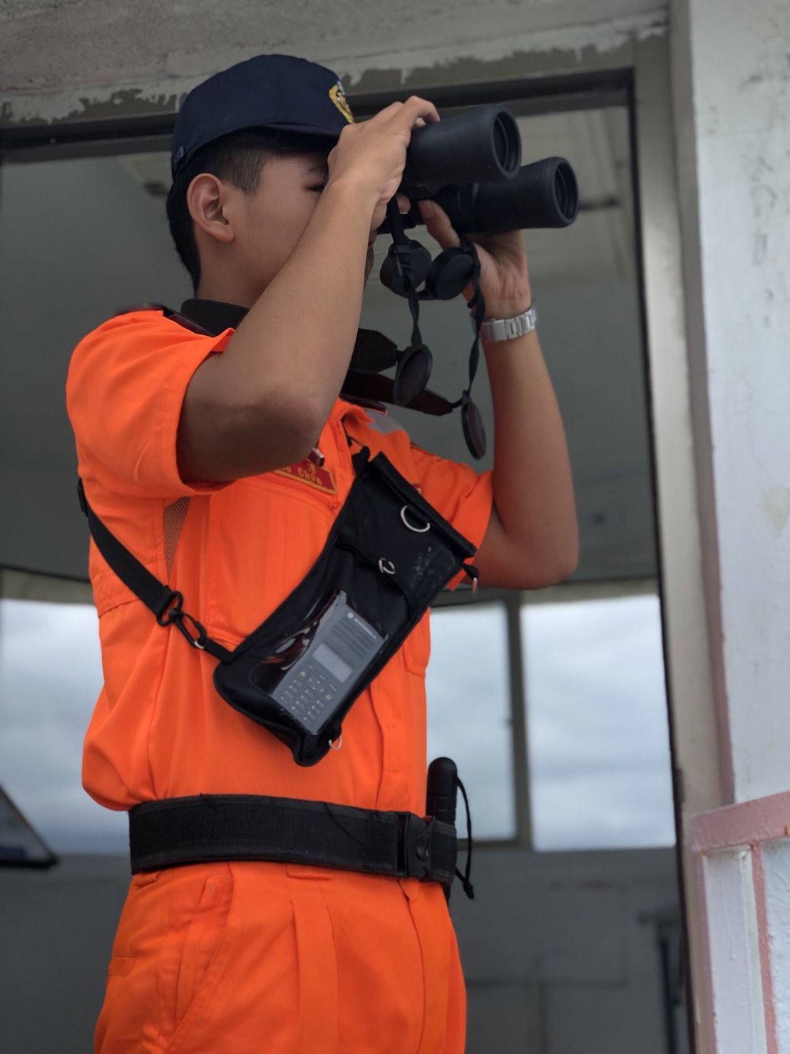 守望人員以望遠鏡守護遊客安全 守望人員以望遠鏡守護遊客安全