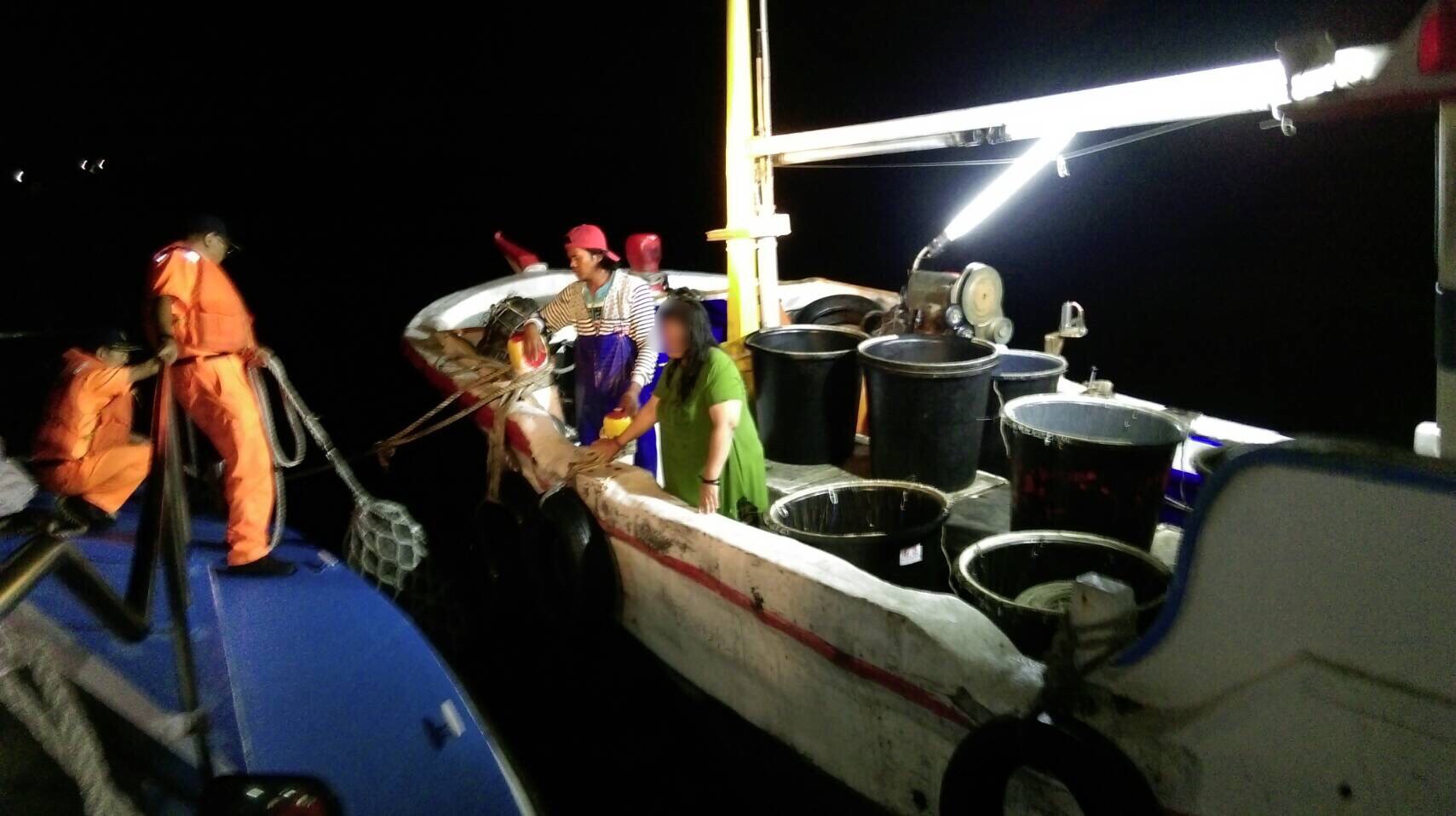 海巡人員從協助救援漁船接駁落海民眾 海巡人員從協助救援漁船接駁落海民眾
