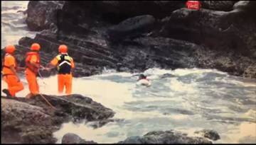 海巡人員拋擲拋繩袋及救生圈 海巡人員拋擲拋繩袋及救生圈