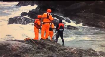 海巡人員將受困民眾救起 海巡人員將受困民眾救起
