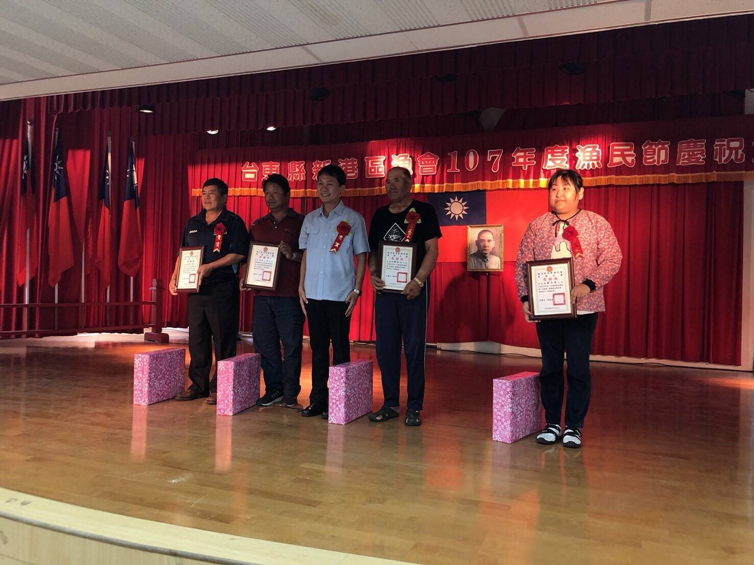 獲表揚漁民合影留念 獲表揚漁民合影留念