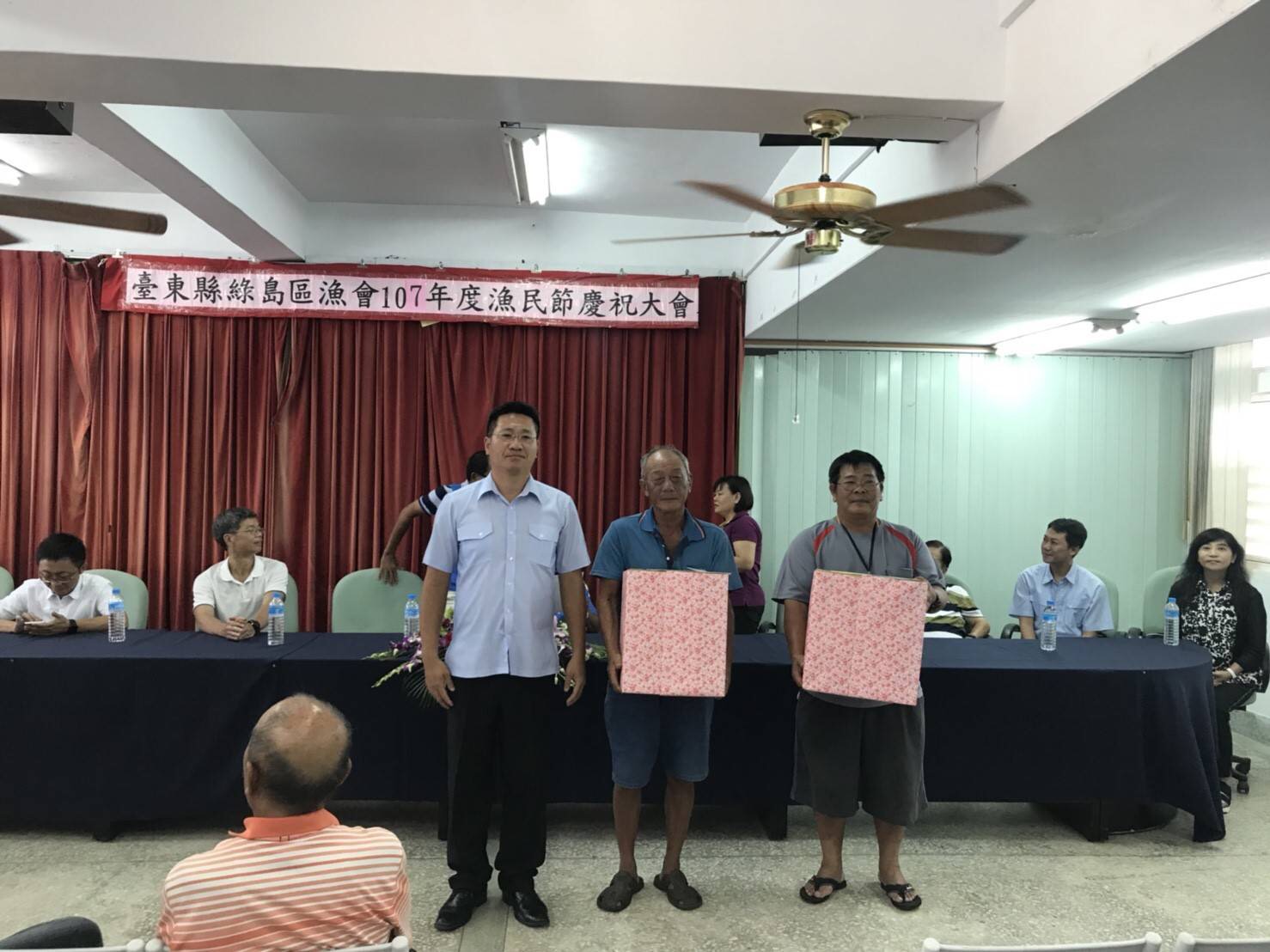 李隊長與優良漁民合影 李隊長與優良漁民合影