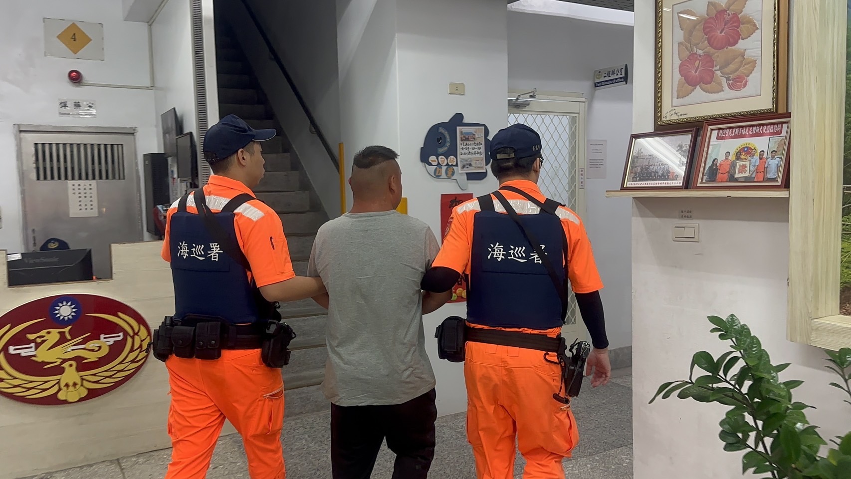 豐濱郷海岸驚見非法廢棄物 海巡查獲現行犯移送