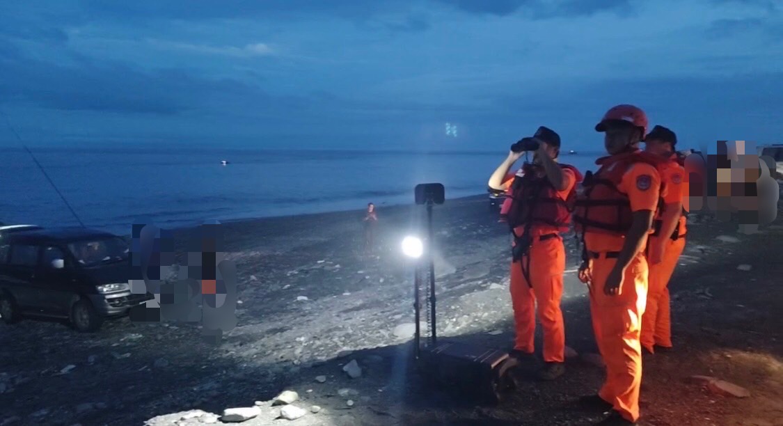 太麻里溪出海口民人戲水遭浪襲 海巡消防空勤獲報聯合馳赴救援