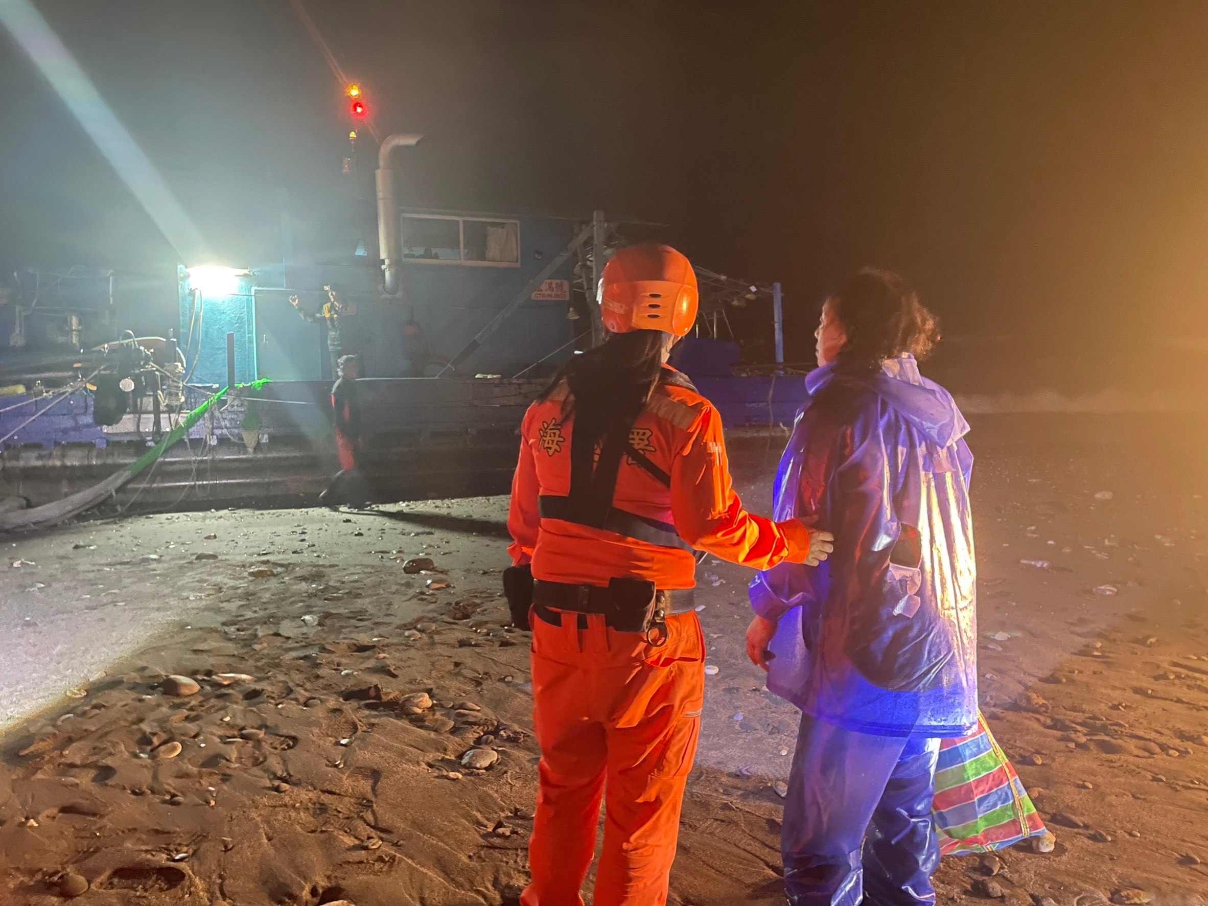 入夜出海膠筏擱淺 岸巡人員即刻救援