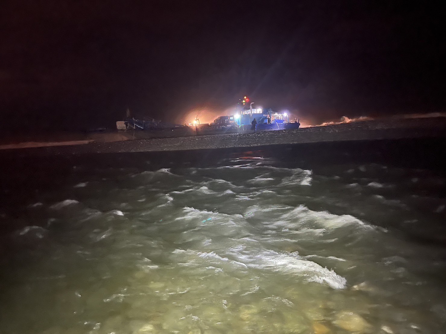 入夜出海膠筏擱淺 岸巡人員即刻救援