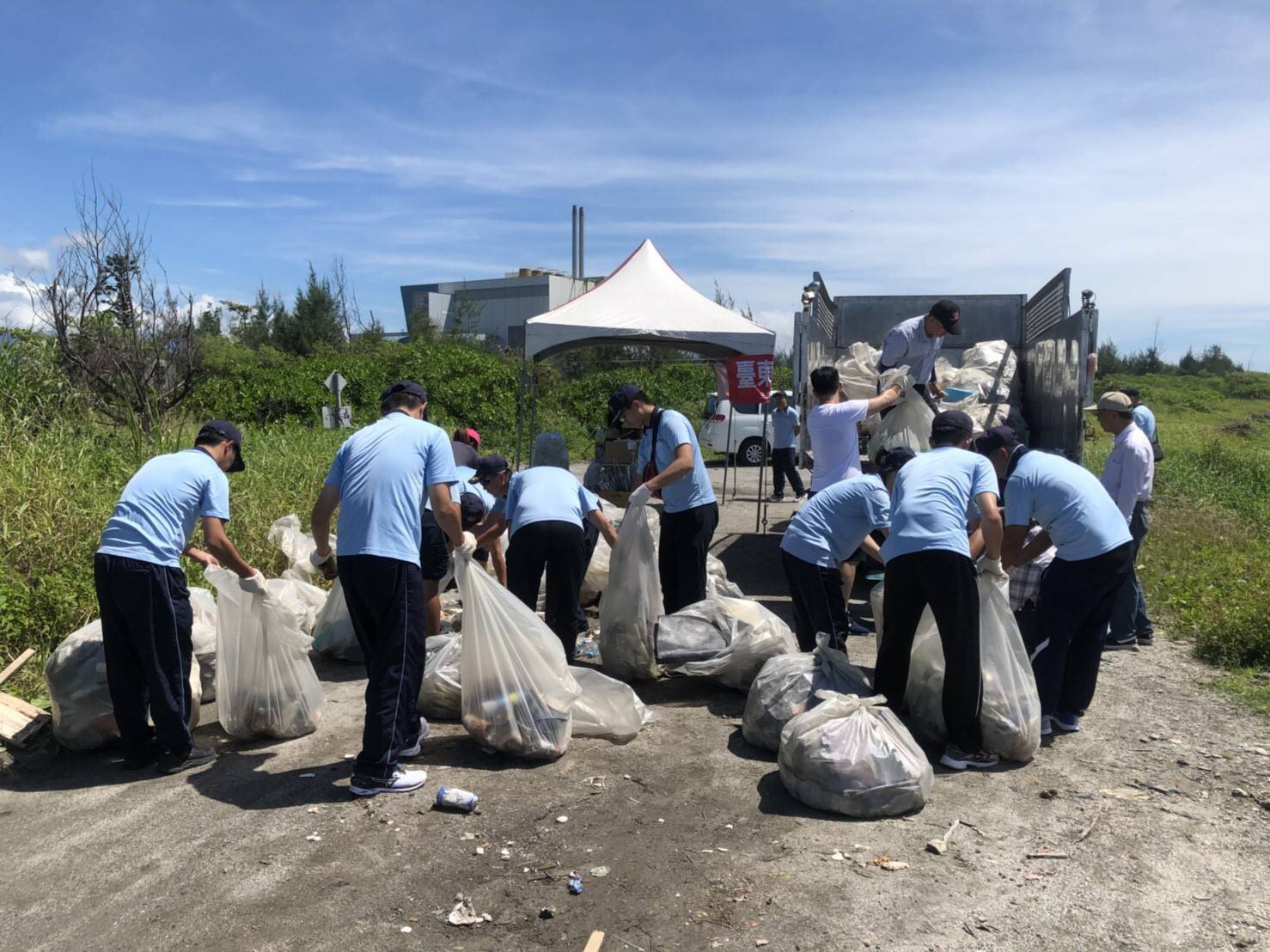 海巡人員將回收垃圾集中處理 海巡人員將回收垃圾集中處理