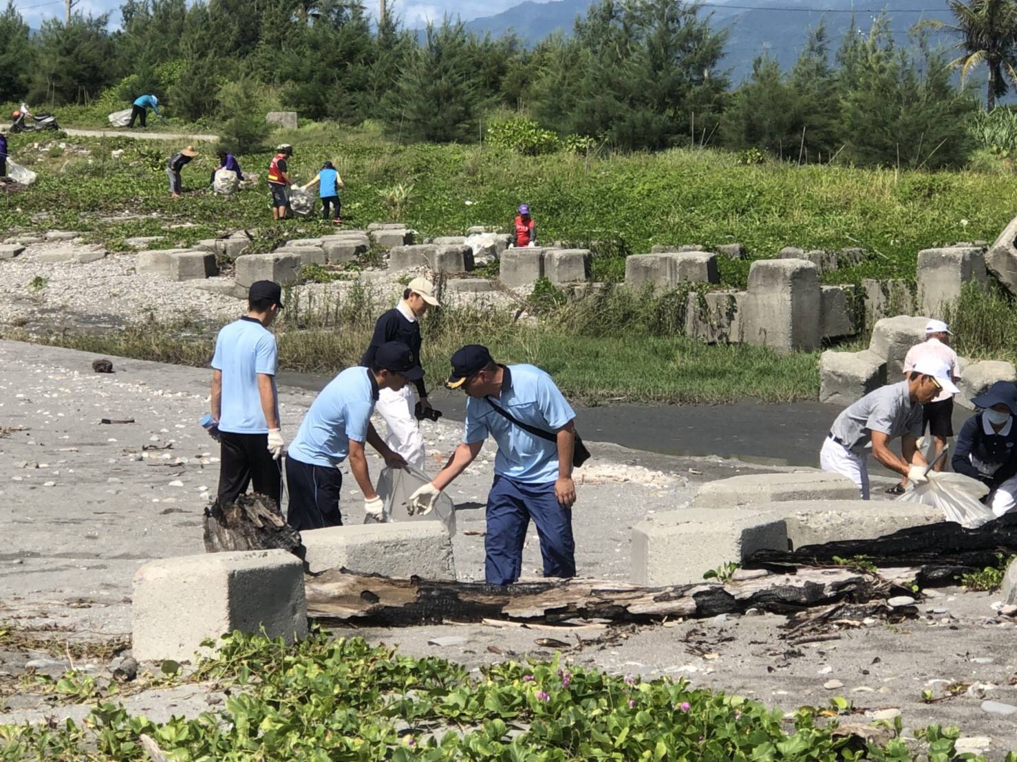 海巡人員將回收垃圾集中處理 海巡人員將回收垃圾集中處理