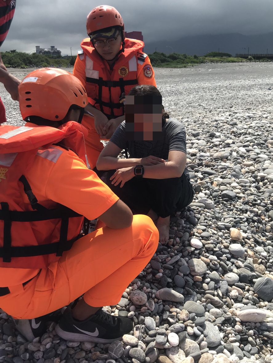 海巡人員即時阻止婦人輕生 海巡人員即時阻止婦人輕生