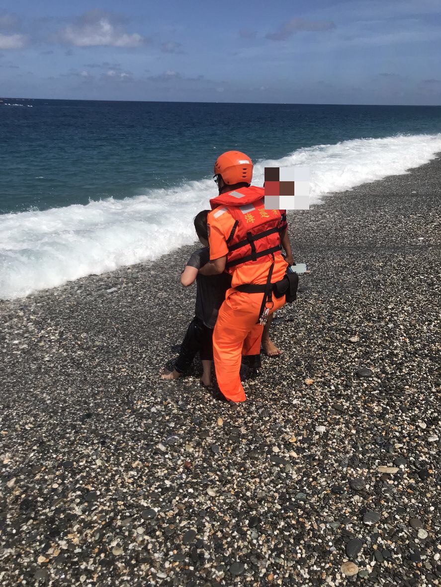 海巡人員即時阻止婦人輕生 海巡人員即時阻止婦人輕生
