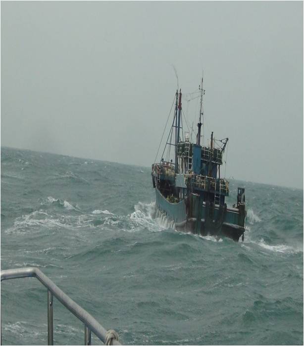 海巡積極捍海權 越界陸船斷尾逃