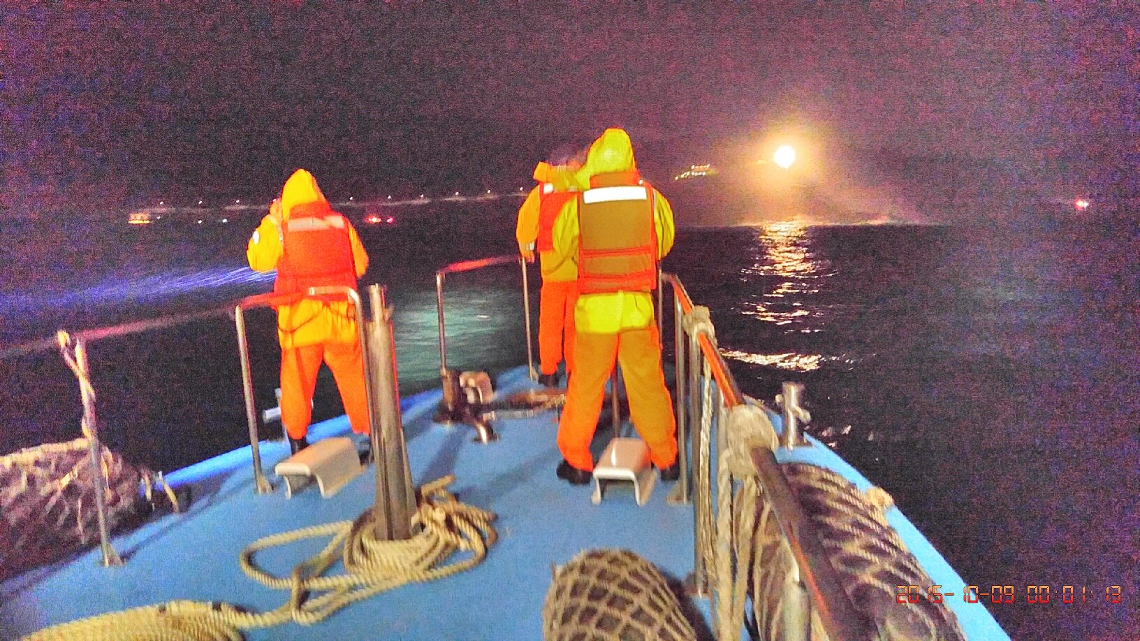 瘋狗浪襲捲釣客 海巡艇暗夜搜救