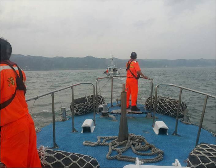 臺北港區舢舨碰撞  淡水海巡疾馳救援
