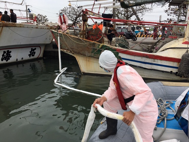 Preventing Oil Pollution in Xingda Fishing port