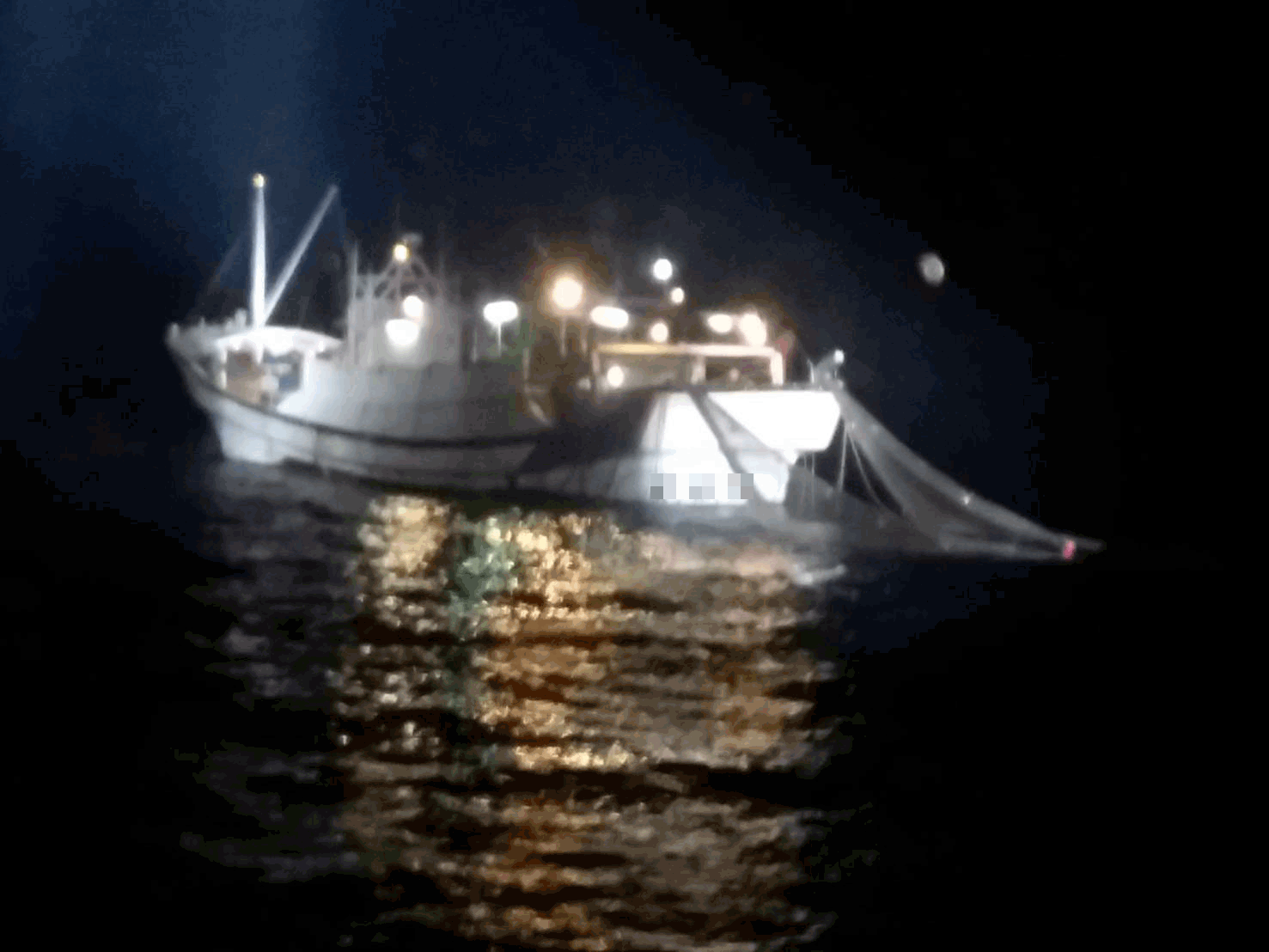 漁船深夜違規拖網  海巡取締無所遁行