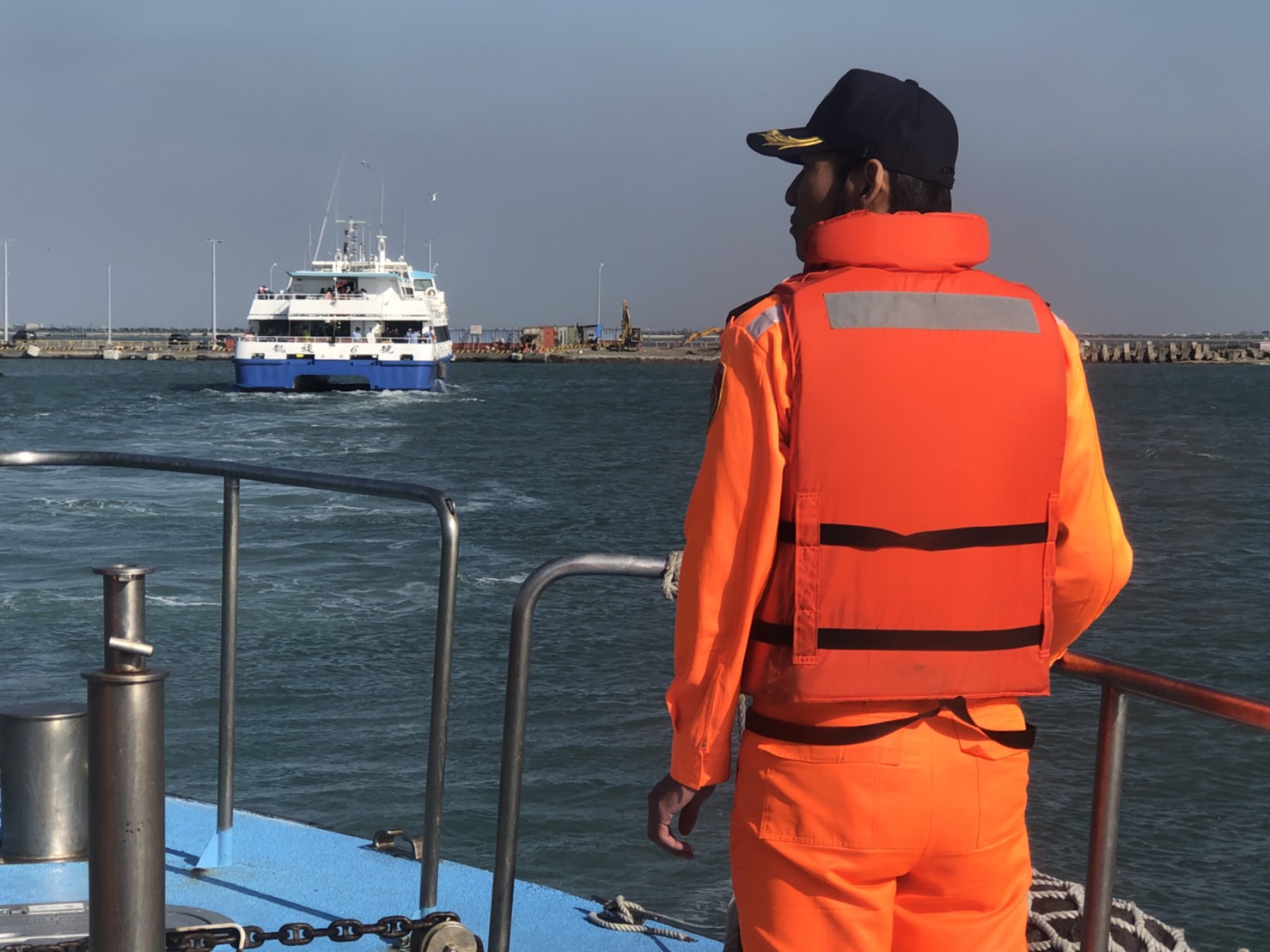 滿載遊客客輪海上遇故障 布袋海巡急援戒護入商港