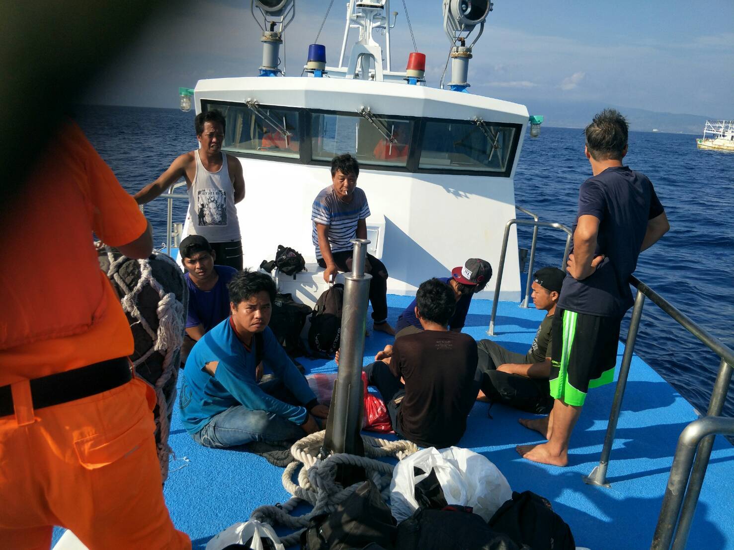 漁船作業不慎碰撞沉船,海巡馳援動員百浬攔船 漁船作業不慎碰撞沉船,海巡馳援動員百浬攔船