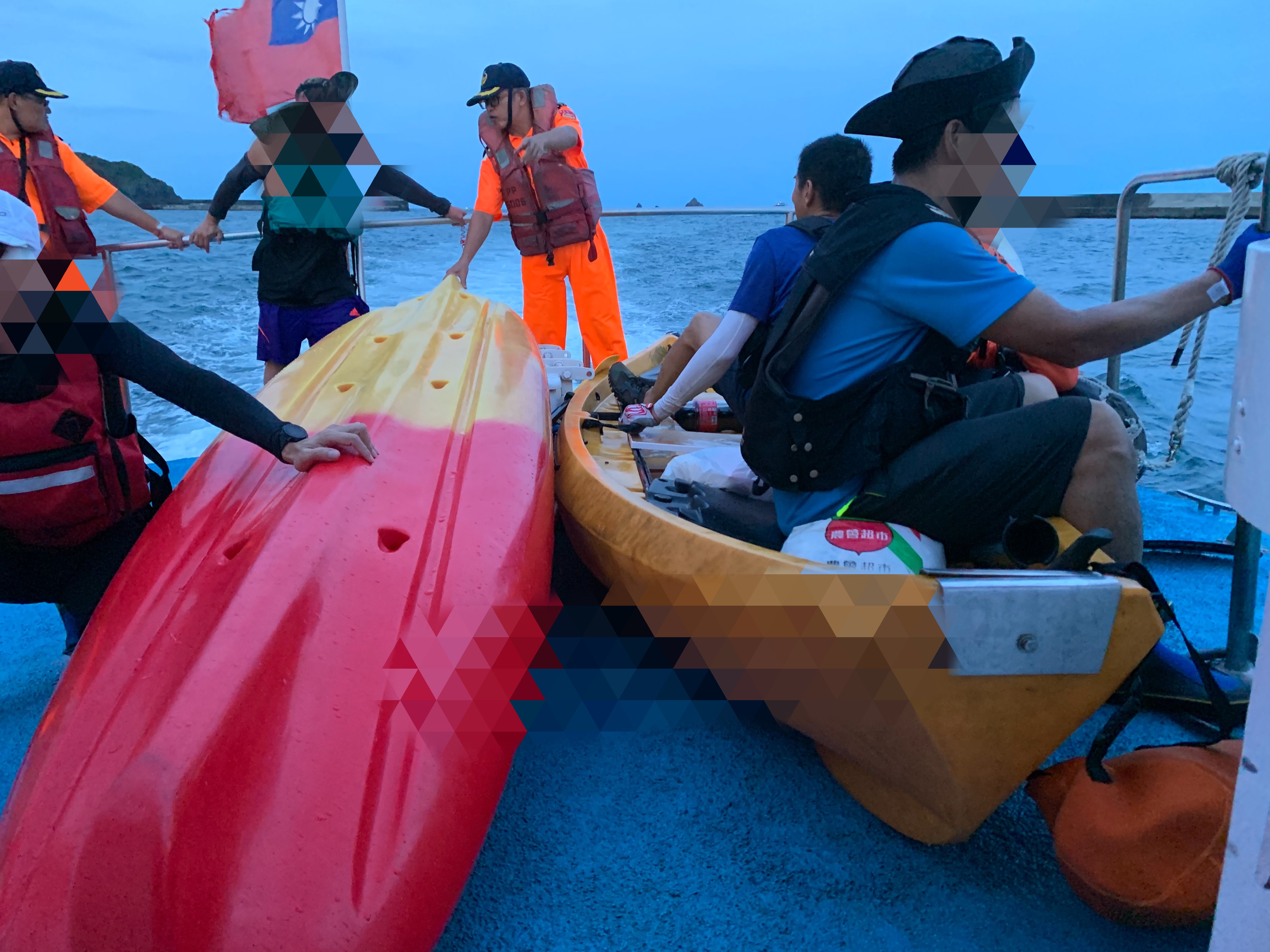 民眾駕獨木舟出海體力不支蘇澳海巡獲報火速救援成功