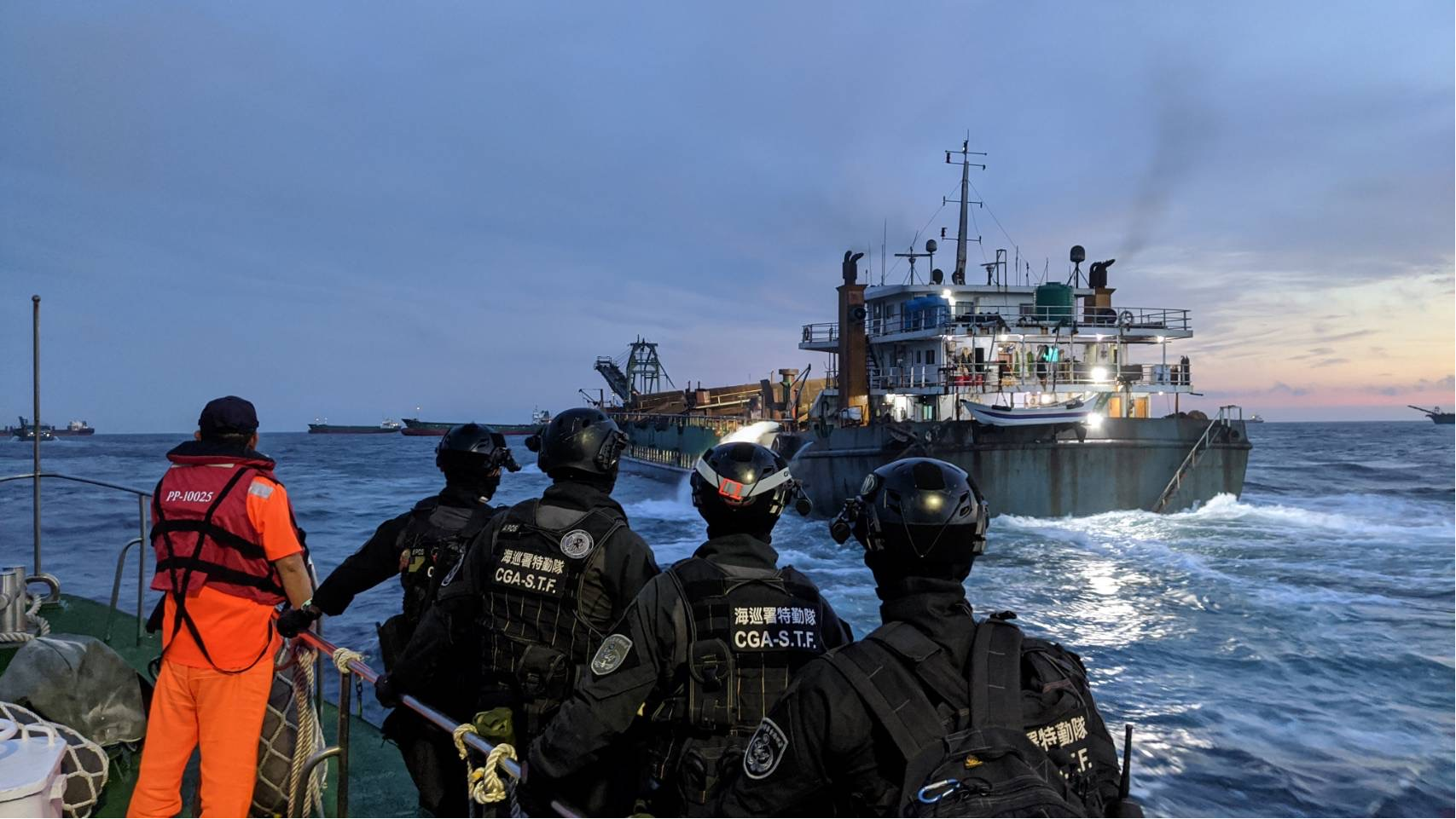 臺灣灘海砂不容盜採 海巡大動作2艦2艇威力掃蕩 臺灣灘海砂不容盜採 海巡大動作2艦2艇威力掃蕩