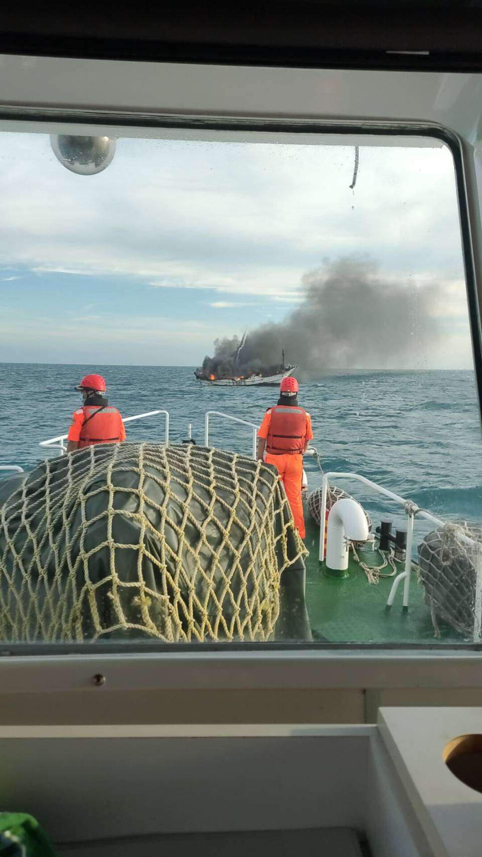 【王功外海火燒船 海巡、空勤齊力救援 1死1獲救】 【王功外海火燒船 海巡、空勤齊力救援 1死1獲救】