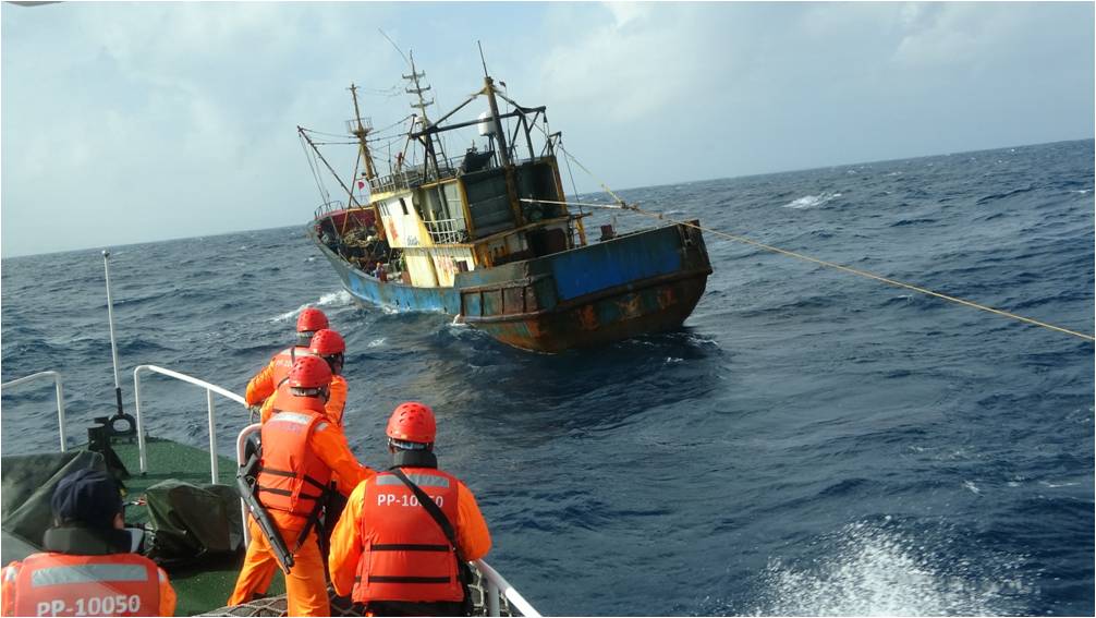 陸船越界捕撈1650公斤漁獲、海巡強勢登檢押返偵辦
