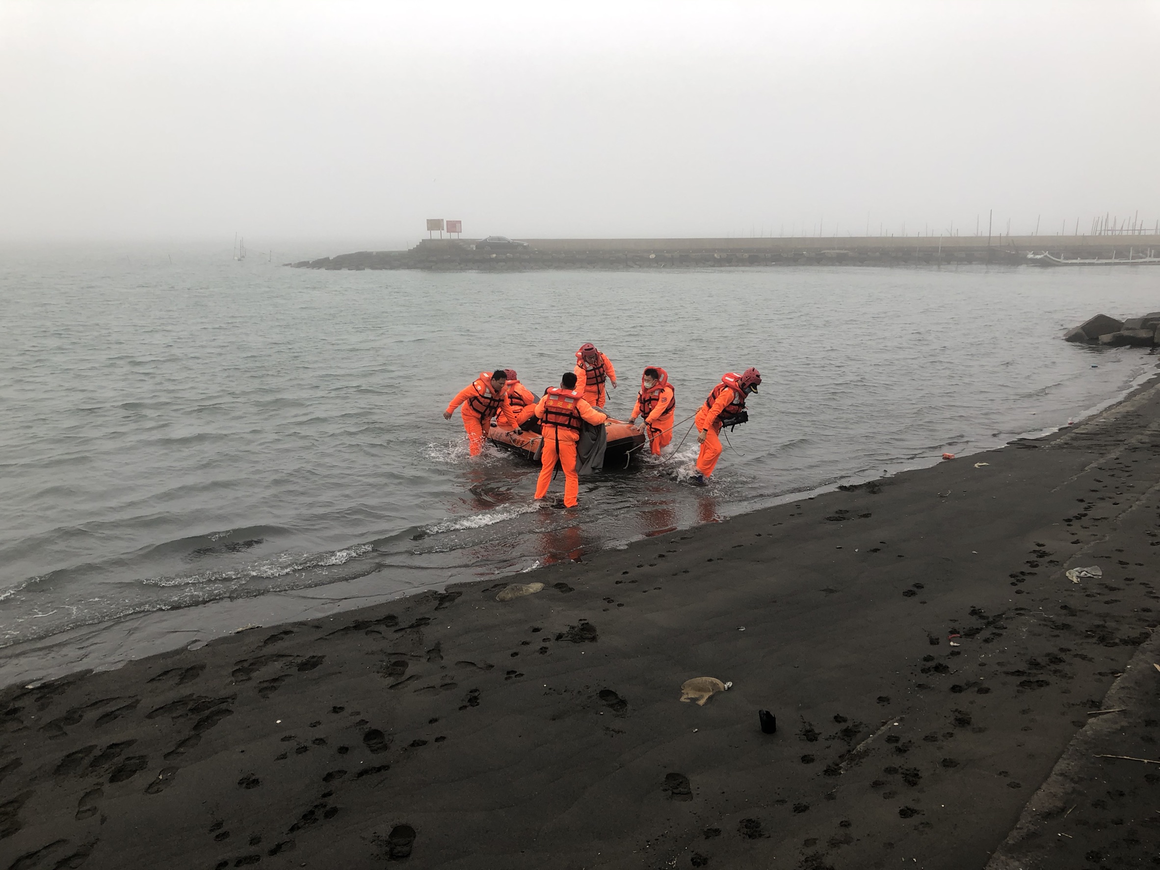 民眾釣魚受困險遭滅頂 海巡救難單位成功救援