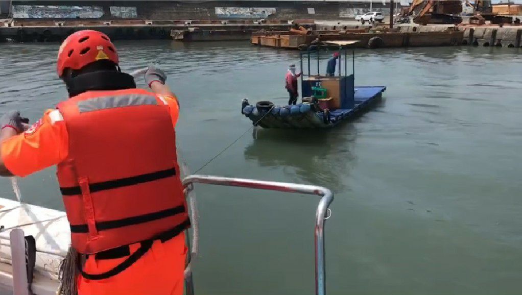 膠筏作業失動力 海巡緊急馳救援