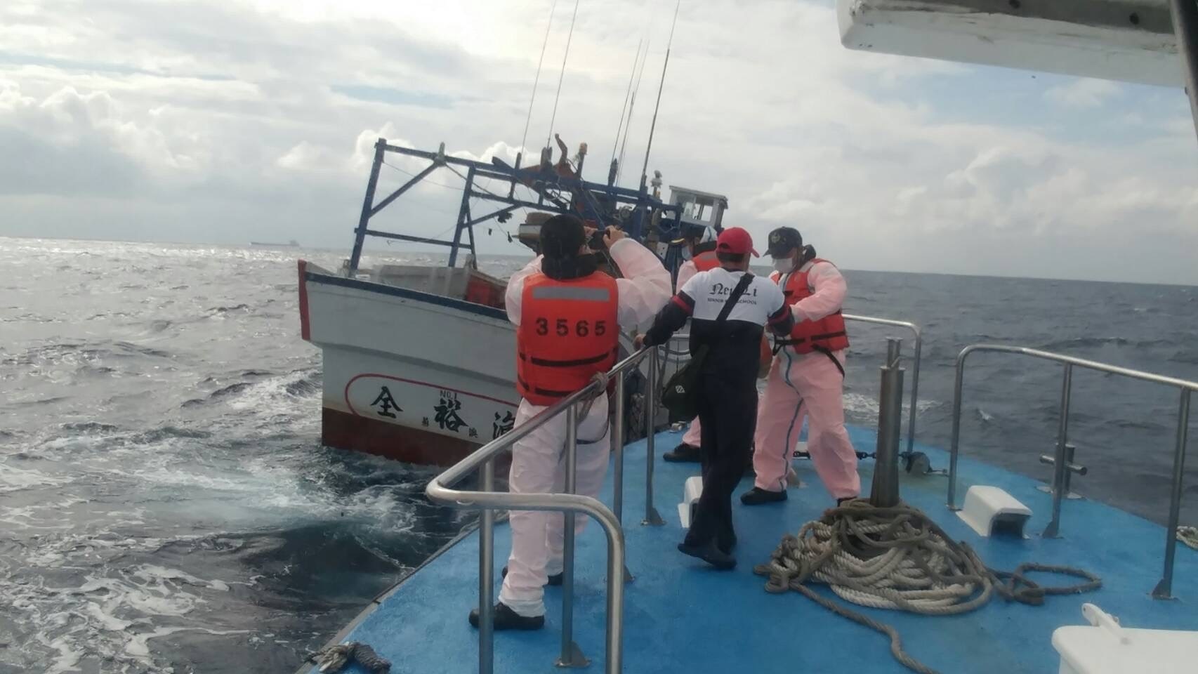 外籍漁工作業不慎遭魚鈎勾傷 花蓮海巡隊火速馳援
