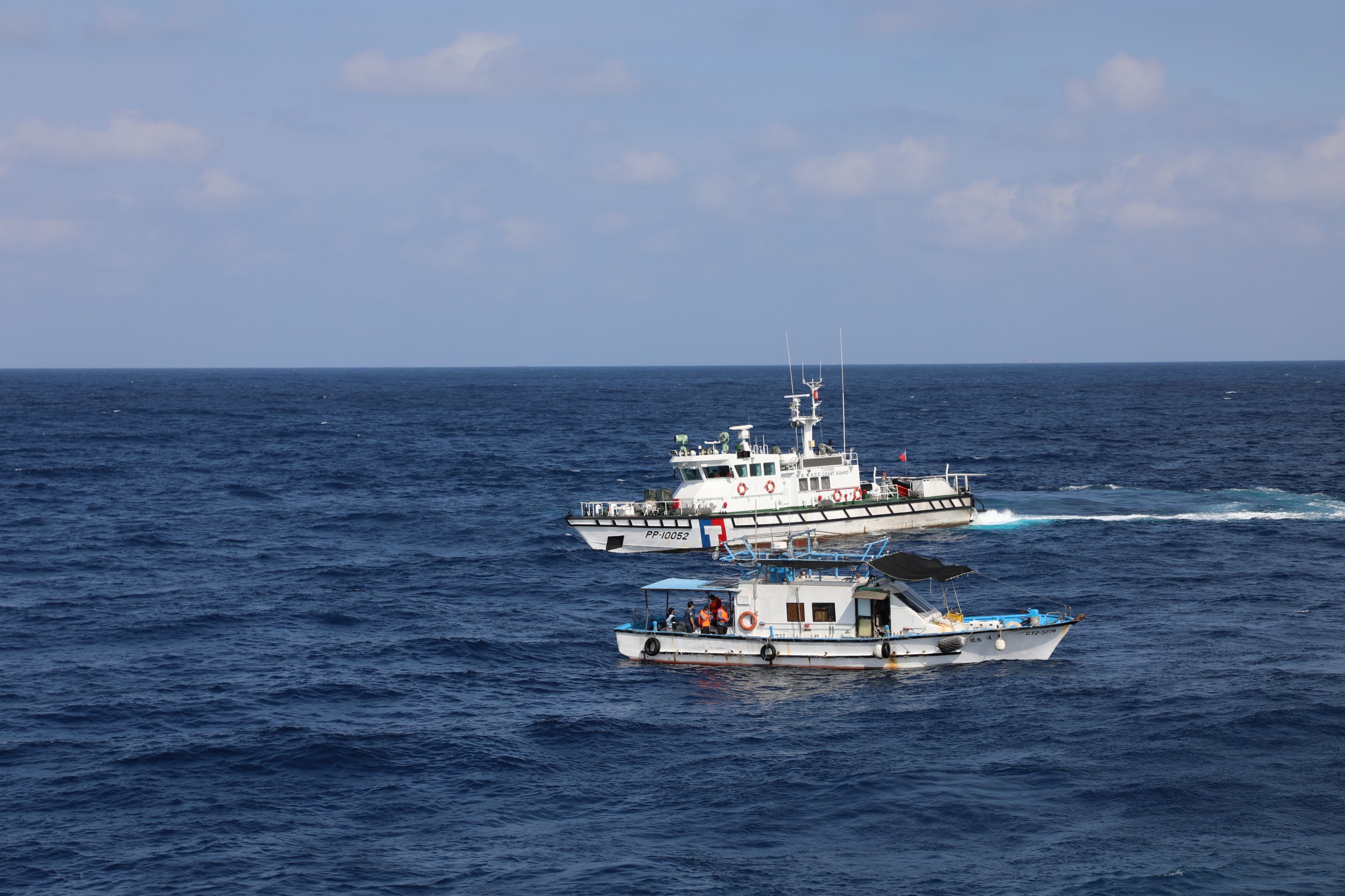 海巡新聞 本國漁船破裂進水海巡趕赴馳援 海巡新聞 本國漁船破裂進水海巡趕赴馳援