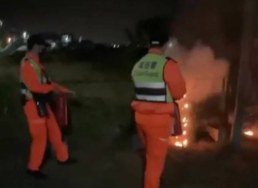 永安新港景觀意象公園暗夜失火   海巡機警阻止火勢蔓延