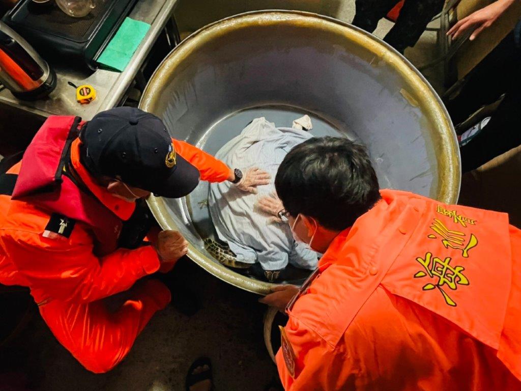 漁民誤捕保育類「綠蠵龜」　海巡救援細心照顧