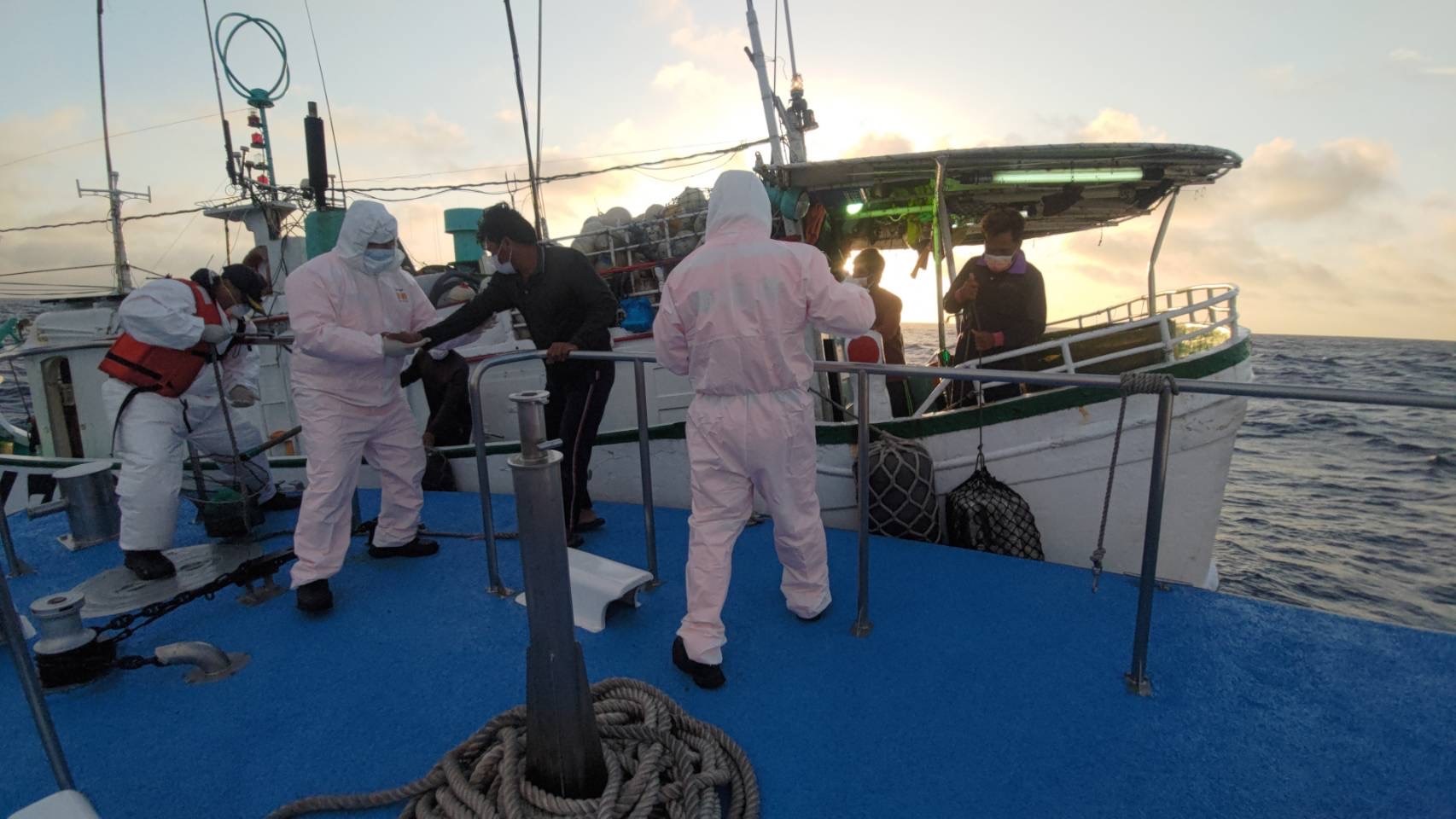 大型魚鈎深勾腹部痛苦難當花蓮海巡隊暗夜惡浪馳援