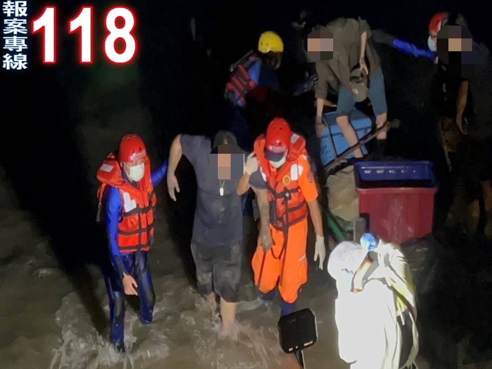 民眾受困海山沙洲,海巡警消即刻救援