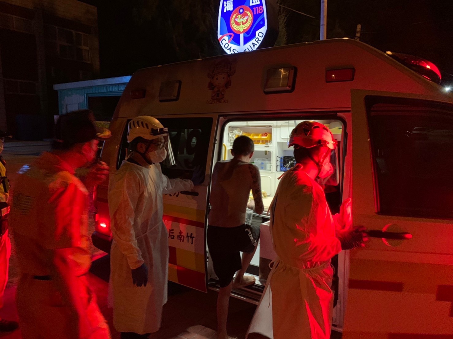 男子倒臥港區 海巡挽救一命