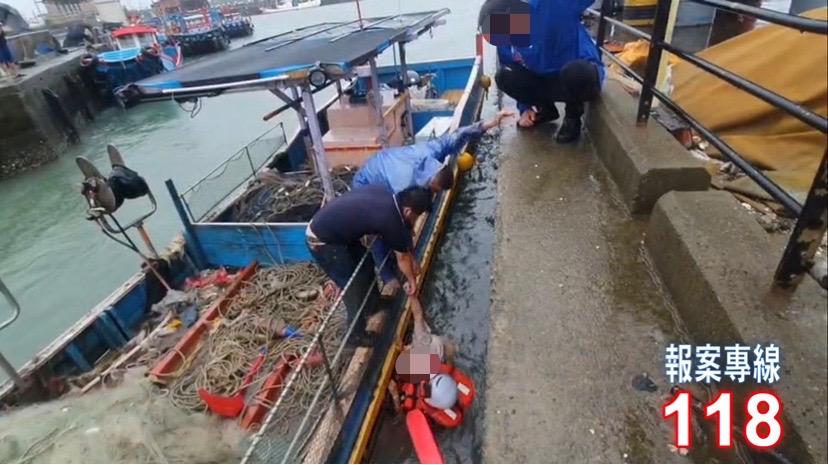 【竹圍漁港民眾落海 海巡人員全力救援】