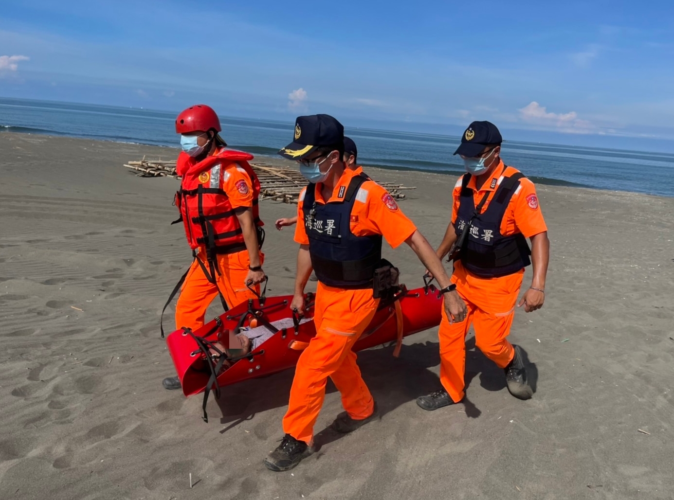 臺南市小美軍海濱沙灘男子落海　海巡機警救援挽性命