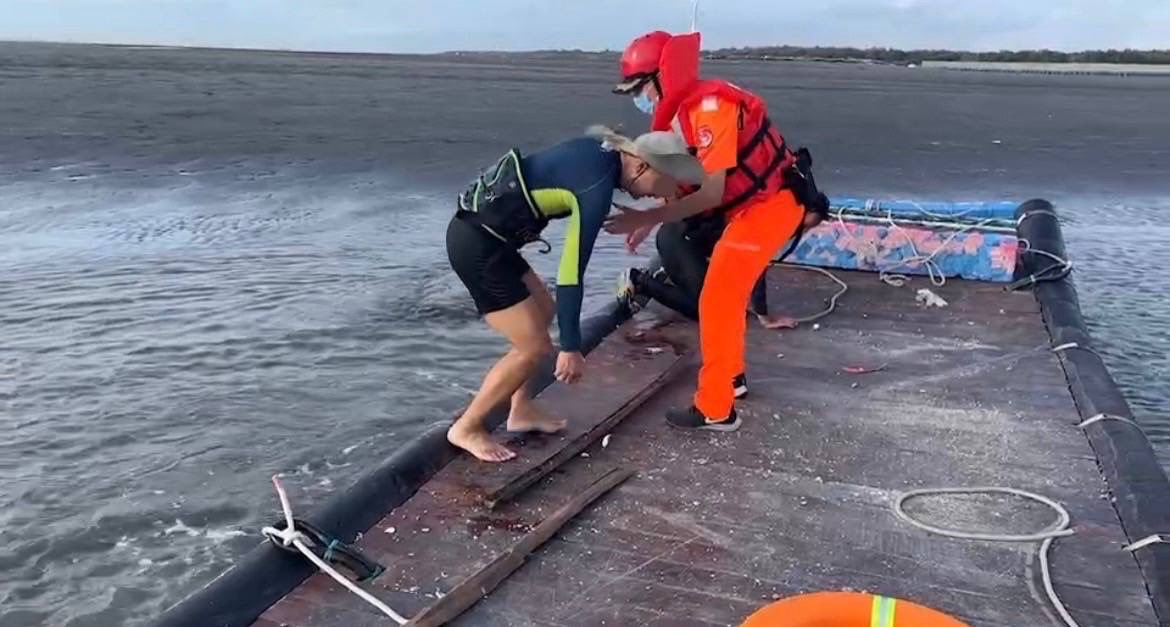失速風箏落沙洲  海巡機警急救援