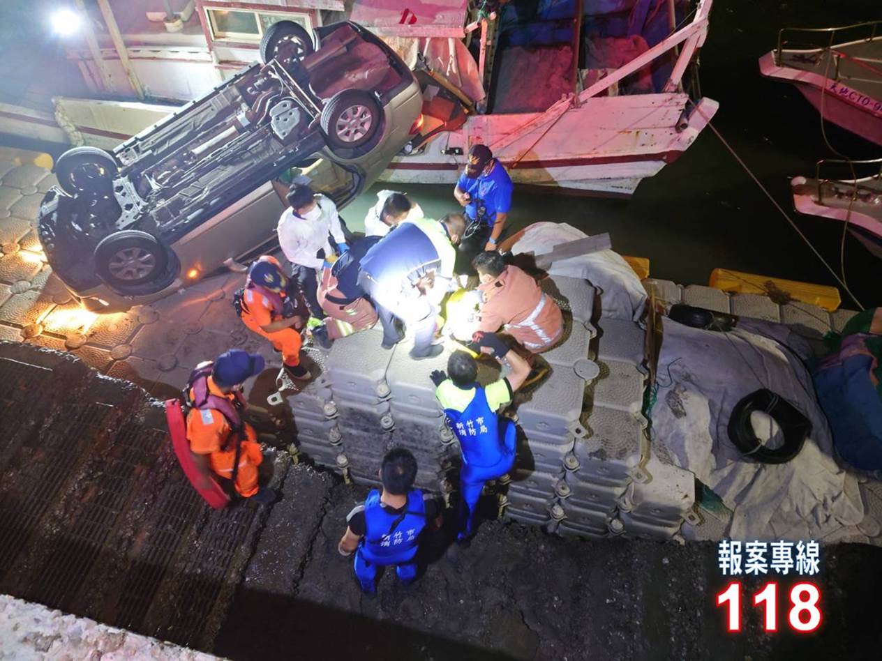 【新竹漁港車輛落港，海巡警消聯合救援】