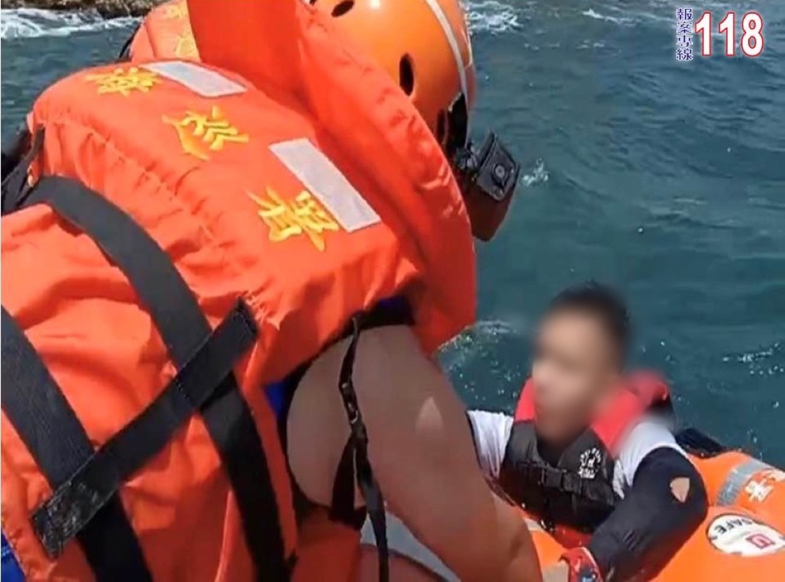 「外籍泳客受困礁石 海巡搖控式救生圈即刻救援 」