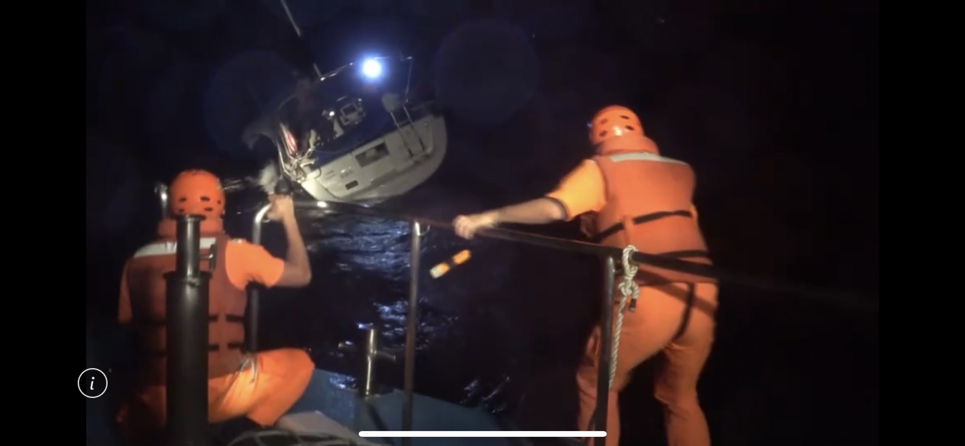 帆船暗夜惡海漂流　恆春海巡險救2員