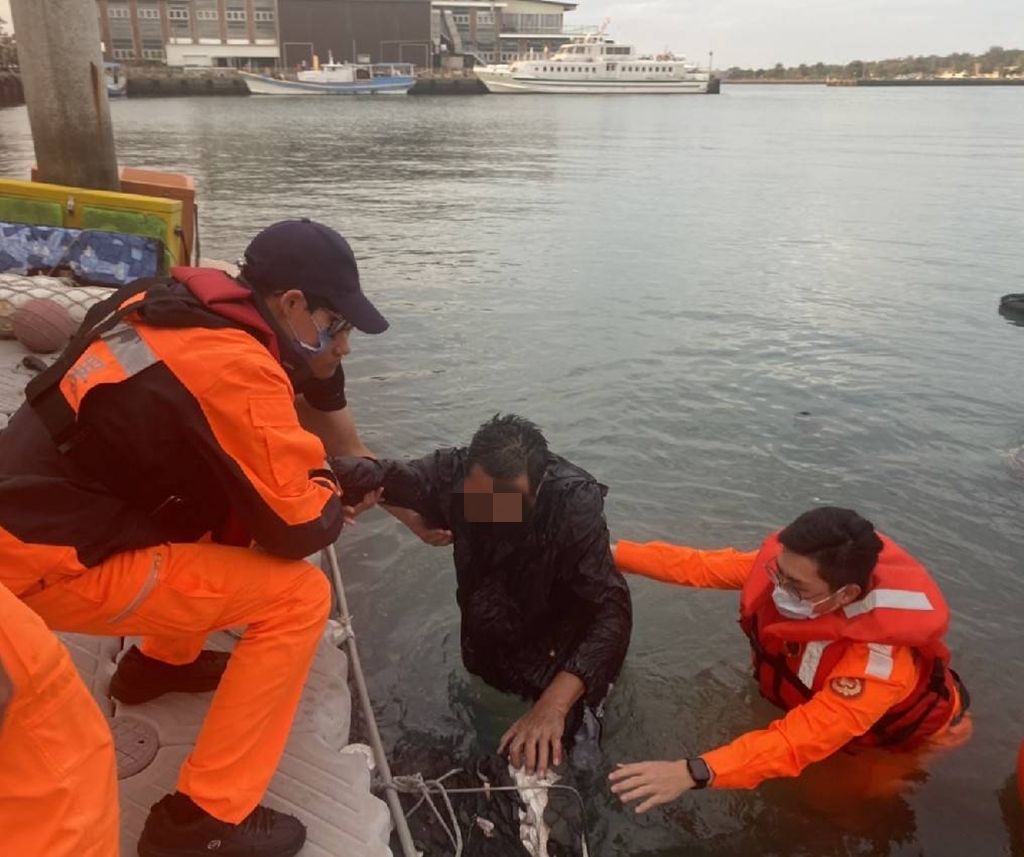 將軍漁港船員落海　海巡即刻跳水救援