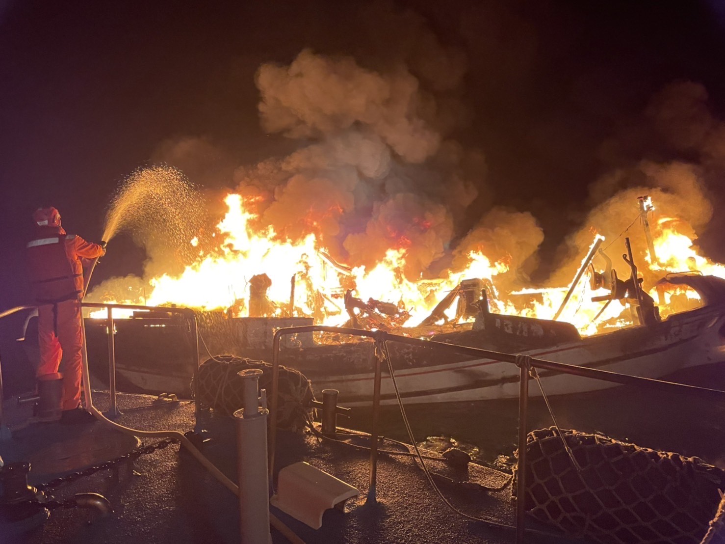 澎湖漁船火燒船危急  海巡馳援滅火援救