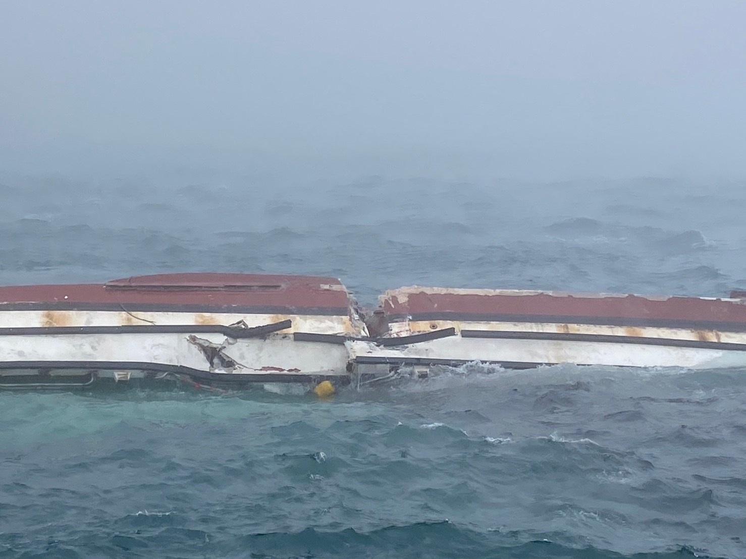 漁船遭撞翻覆 海巡救援7人