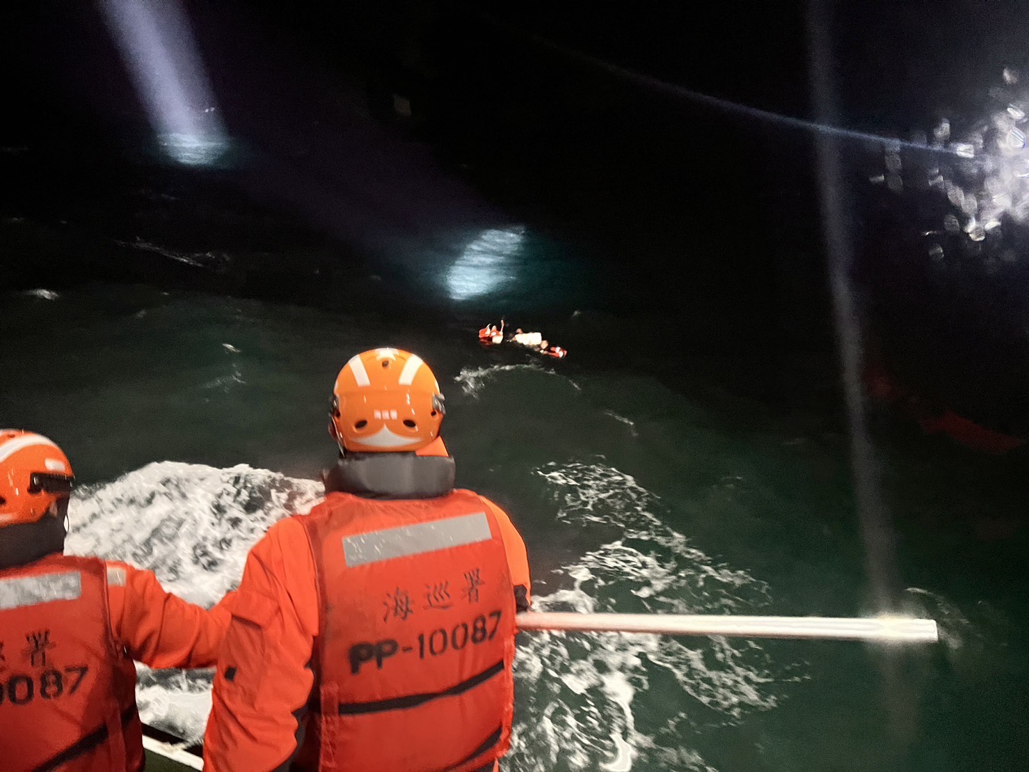 惡浪擊破駕艙玻璃船身沉沒  澎湖海巡馳援四人全數救起
