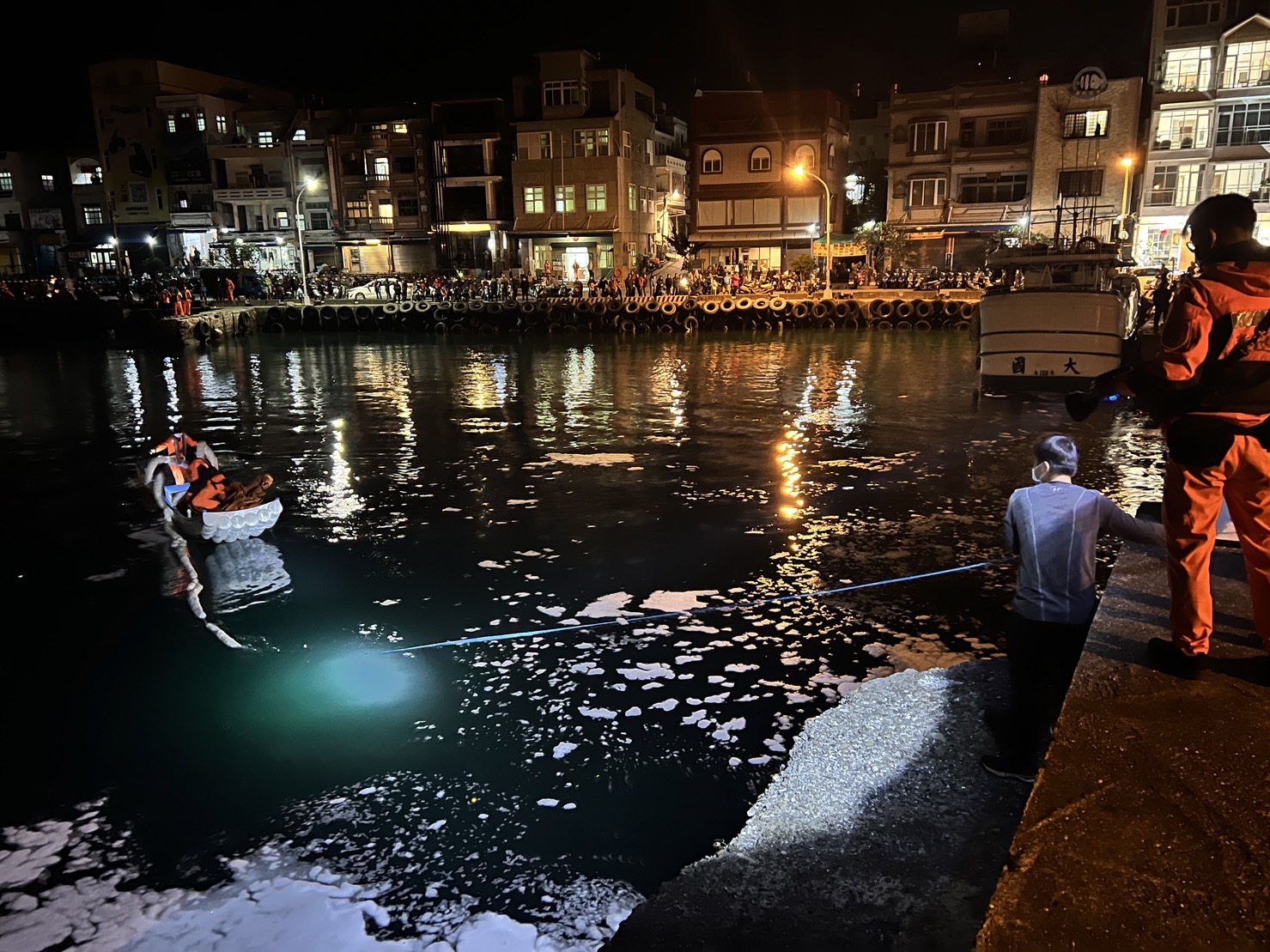 琉球漁港火燒船　海巡消防緊急搶救