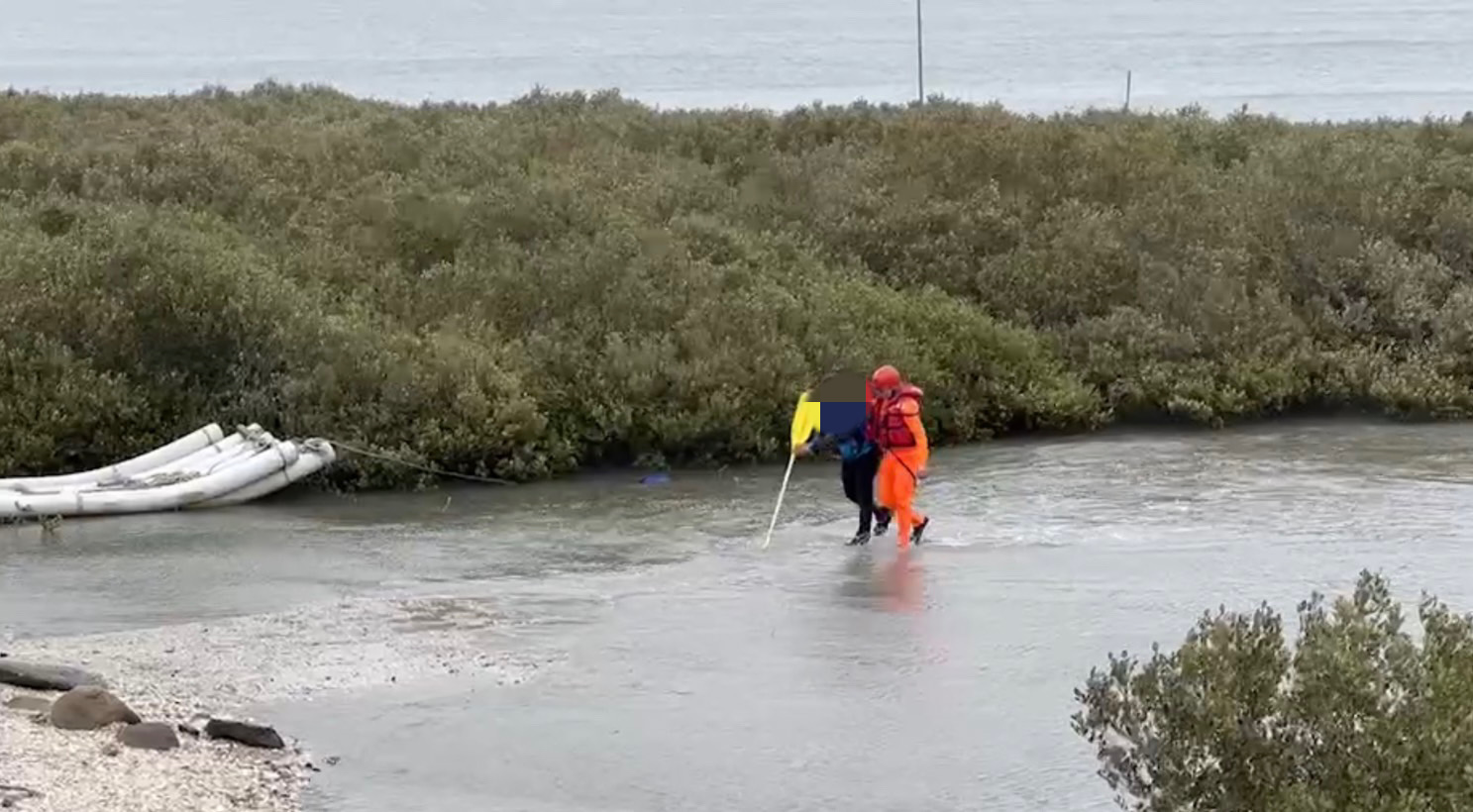 釣客不諳潮汐受困沙洲 海巡不畏寒風即刻救援