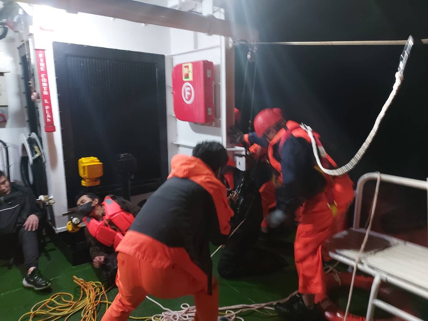 合創996貨輪失火  海巡、空勤及海軍單位聯手合力救援