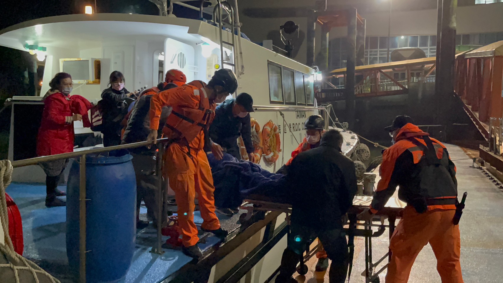 北竿鄉親吐血不適  馬祖海巡緊急跨島救援輸血後送