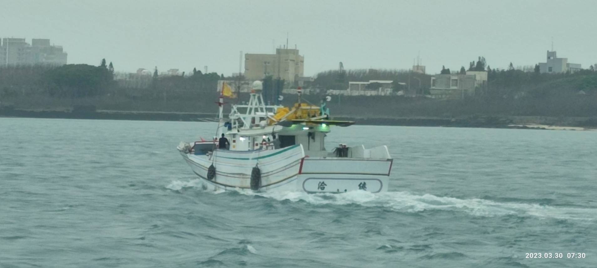 漁船遭不明貨輪擦撞 海巡艦艇戒護平安返港
